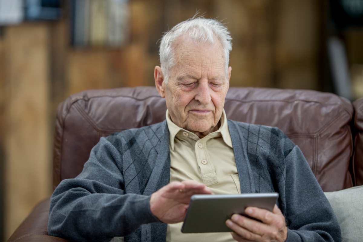 Anziano con tablet