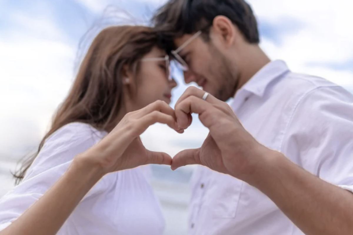 Non bisogna limitarsi a considerare solo il segno solare per valutare la compatibilità di coppia. L’astrologia moderna sottolinea