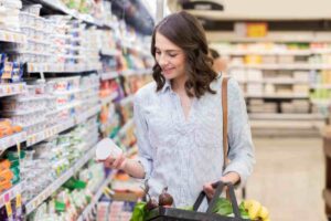 Donna supermercato yogurt