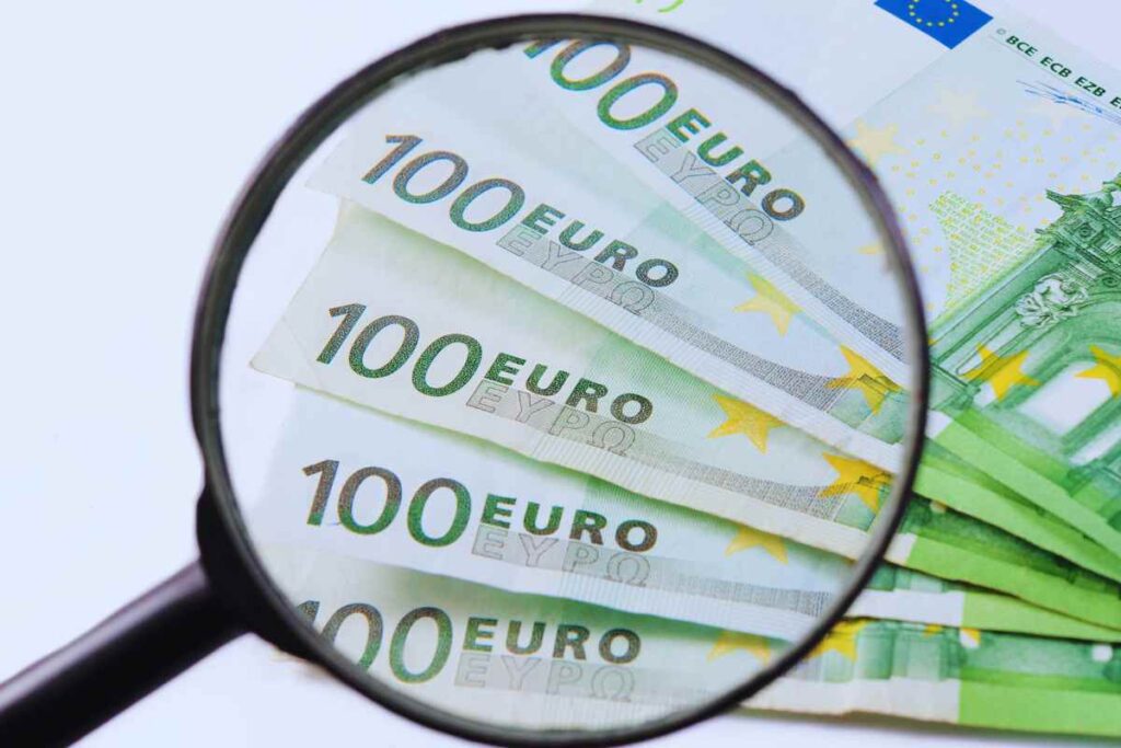 Se paghi con soldi falsi finisci nei guai