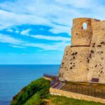 In Abruzzo ci sono 5 castelli vista mare che sembrano usciti da una serie Netflix