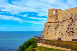 In Abruzzo ci sono 5 castelli vista mare che sembrano usciti da una serie Netflix