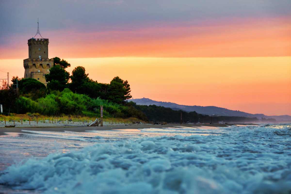 In Abruzzo ci sono 5 castelli vista mare che sembrano usciti da una serie Netflix
